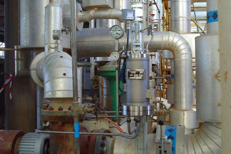 Erfolgreiche Abdichtung von De-Methanizer-Reboiler-Pumpen